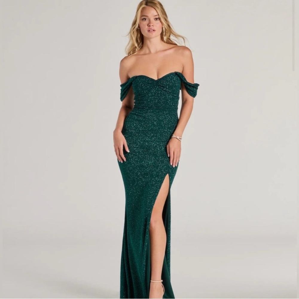 Elegant Sparkly Green Off-Shoulder Mermaid Gown